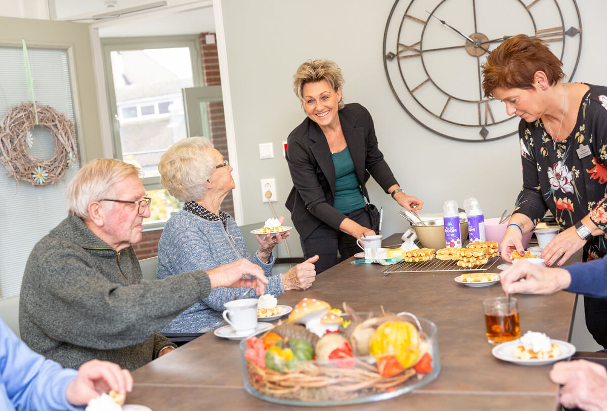 Samen een potje kaarten doet medewerkster Monique (Helpende) graag met de bewoners tijdens haar woonkamerdienst.
